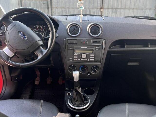 Красный Форд Фьюжн, объемом двигателя 1.6 л и пробегом 290 тыс. км за 4800 $, фото 4 на Automoto.ua