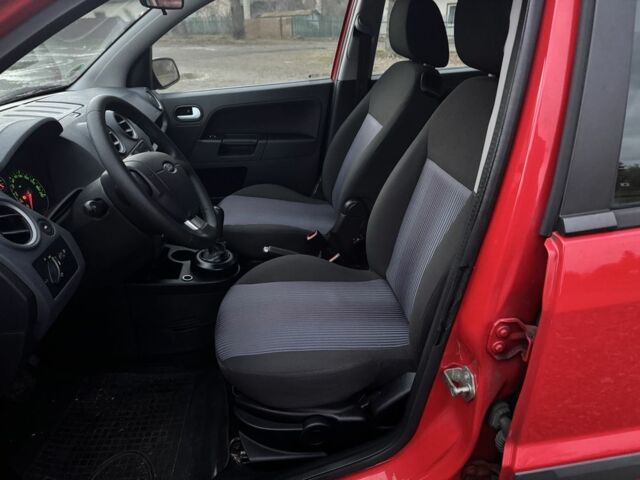 Красный Форд Фьюжн, объемом двигателя 1.4 л и пробегом 195 тыс. км за 4750 $, фото 16 на Automoto.ua