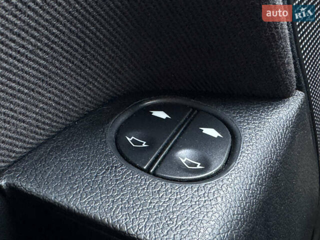 Красный Форд Фьюжн, объемом двигателя 1.39 л и пробегом 194 тыс. км за 4500 $, фото 23 на Automoto.ua