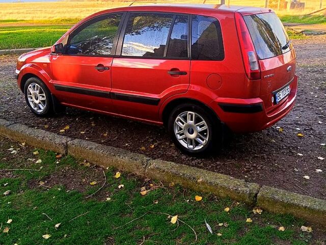 Красный Форд Фьюжн, объемом двигателя 1.4 л и пробегом 160 тыс. км за 4000 $, фото 3 на Automoto.ua