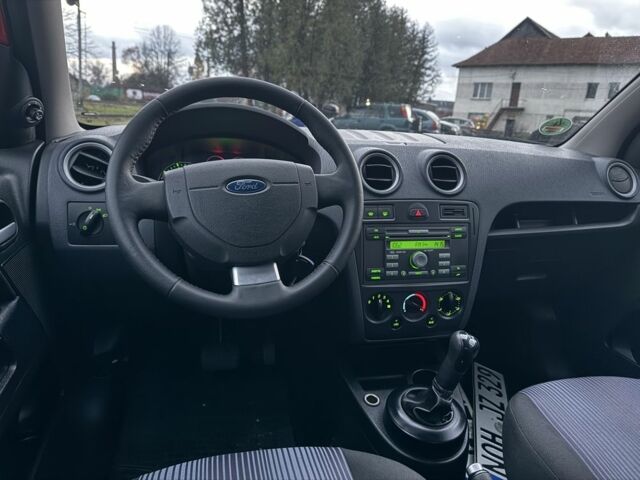 Красный Форд Фьюжн, объемом двигателя 1.4 л и пробегом 195 тыс. км за 4750 $, фото 18 на Automoto.ua