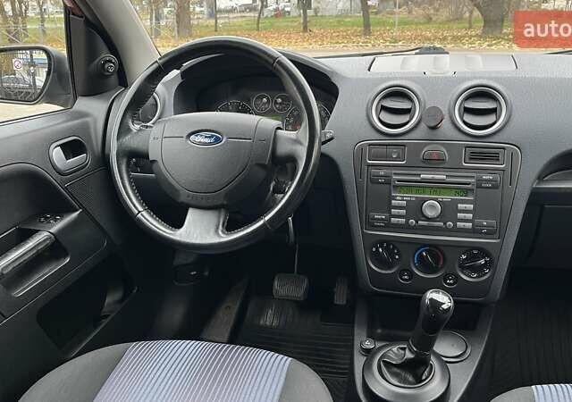 Красный Форд Фьюжн, объемом двигателя 1.39 л и пробегом 131 тыс. км за 5500 $, фото 14 на Automoto.ua