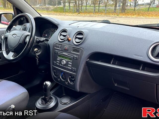 Красный Форд Фьюжн, объемом двигателя 1.6 л и пробегом 131 тыс. км за 5500 $, фото 7 на Automoto.ua