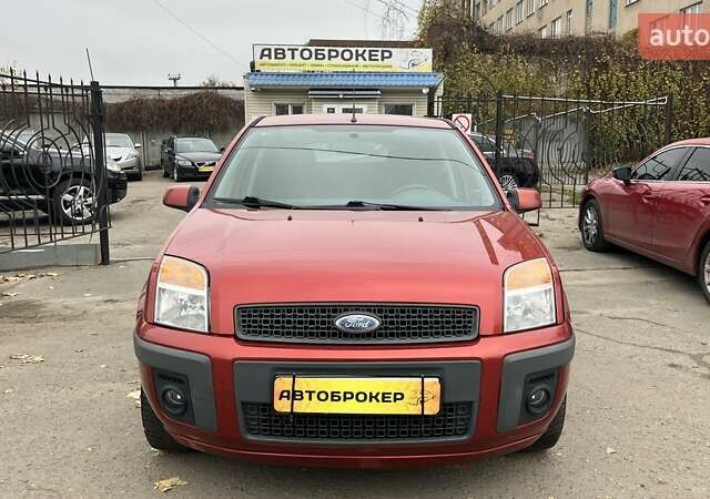 Красный Форд Фьюжн, объемом двигателя 1.39 л и пробегом 131 тыс. км за 5500 $, фото 2 на Automoto.ua