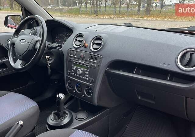 Красный Форд Фьюжн, объемом двигателя 1.39 л и пробегом 131 тыс. км за 5500 $, фото 9 на Automoto.ua