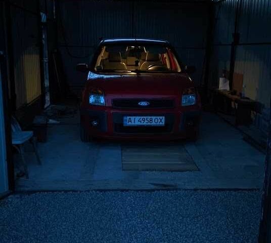 Красный Форд Фьюжн, объемом двигателя 1.6 л и пробегом 300 тыс. км за 5100 $, фото 9 на Automoto.ua