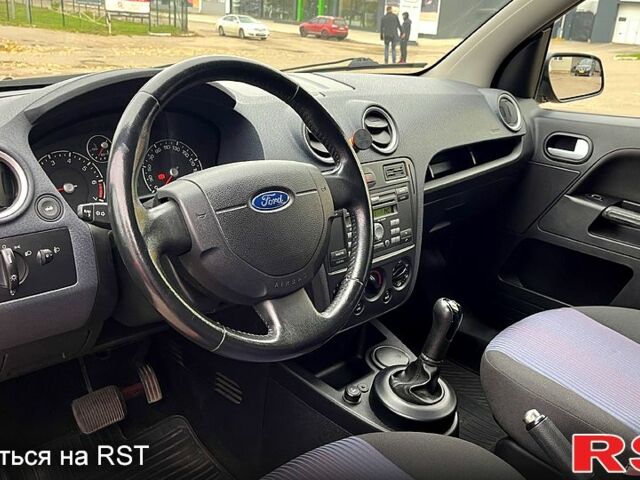 Красный Форд Фьюжн, объемом двигателя 1.6 л и пробегом 131 тыс. км за 5500 $, фото 6 на Automoto.ua