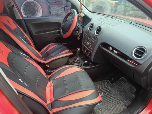 Красный Форд Фьюжн, объемом двигателя 1 л и пробегом 178 тыс. км за 3100 $, фото 4 на Automoto.ua