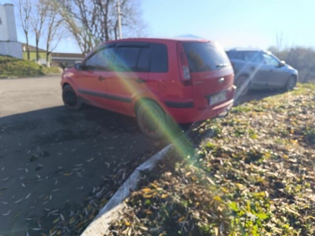 Красный Форд Фьюжн, объемом двигателя 1 л и пробегом 178 тыс. км за 3100 $, фото 2 на Automoto.ua