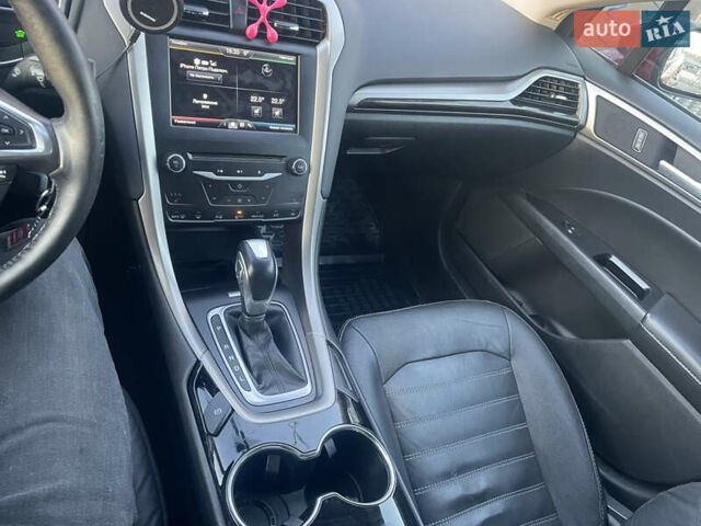 Красный Форд Фьюжн, объемом двигателя 2 л и пробегом 208 тыс. км за 10500 $, фото 6 на Automoto.ua