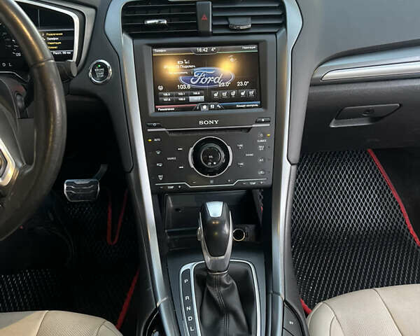 Красный Форд Фьюжн, объемом двигателя 2 л и пробегом 96 тыс. км за 13000 $, фото 12 на Automoto.ua