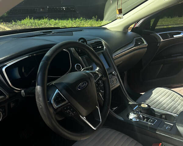 Красный Форд Фьюжн, объемом двигателя 2 л и пробегом 160 тыс. км за 15500 $, фото 5 на Automoto.ua