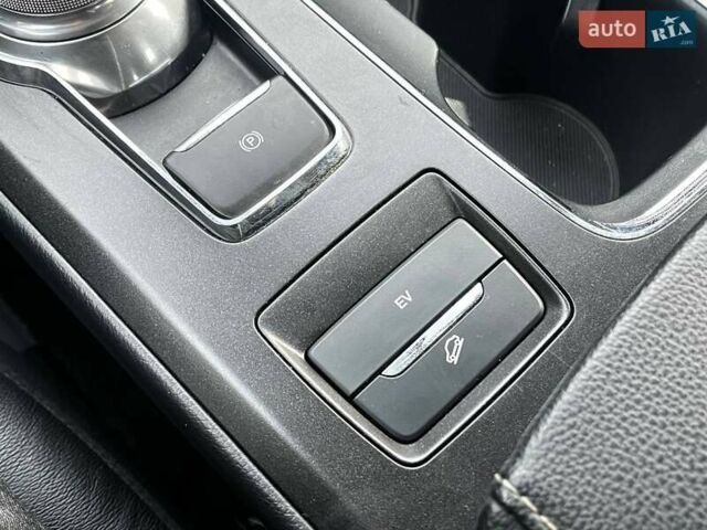 Красный Форд Фьюжн, объемом двигателя 2 л и пробегом 60 тыс. км за 16990 $, фото 31 на Automoto.ua