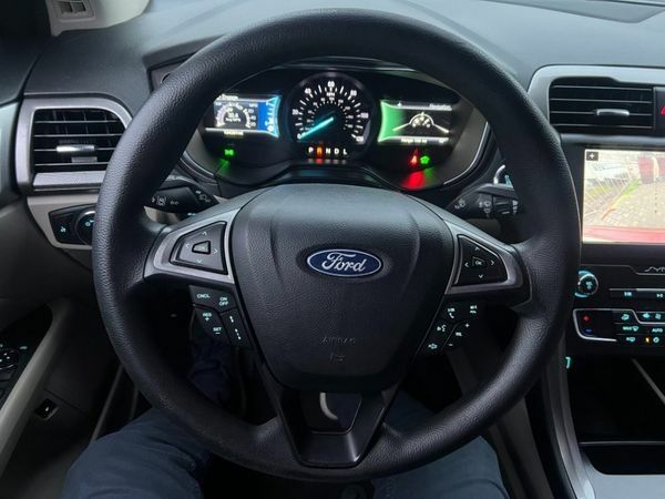 Червоний Форд Фьюжен, об'ємом двигуна 2 л та пробігом 217 тис. км за 12999 $, фото 10 на Automoto.ua