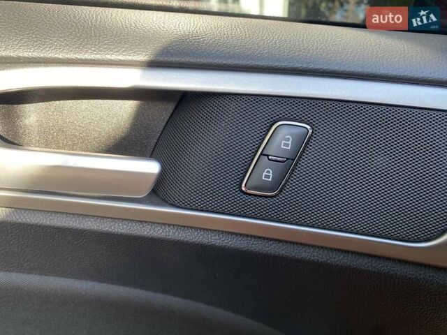 Красный Форд Фьюжн, объемом двигателя 2 л и пробегом 57 тыс. км за 15200 $, фото 26 на Automoto.ua