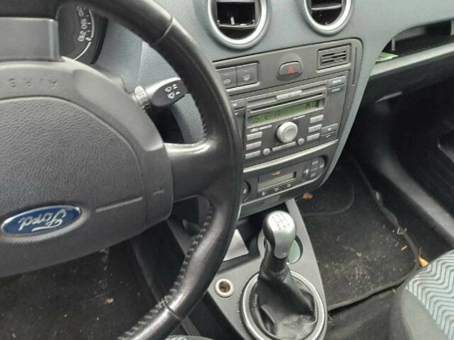 Красный Форд Фьюжн, объемом двигателя 0 л и пробегом 192 тыс. км за 3799 $, фото 9 на Automoto.ua