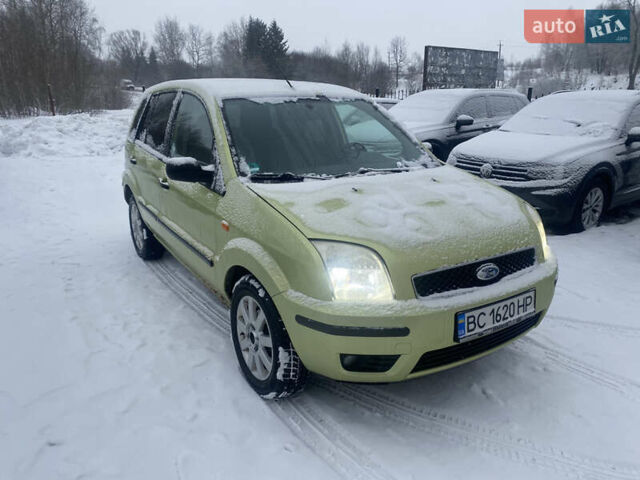 Желтый Форд Фьюжн, объемом двигателя 1.4 л и пробегом 270 тыс. км за 3800 $, фото 3 на Automoto.ua