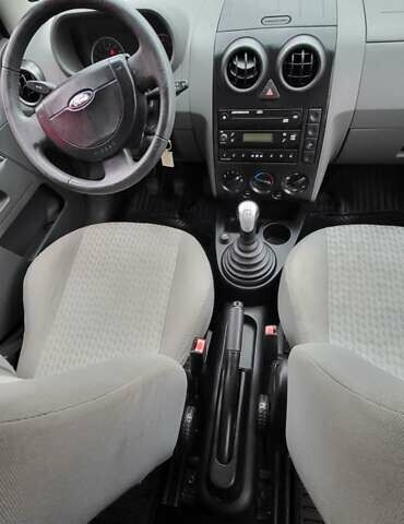 Серый Форд Фьюжн, объемом двигателя 1.6 л и пробегом 220 тыс. км за 3500 $, фото 4 на Automoto.ua