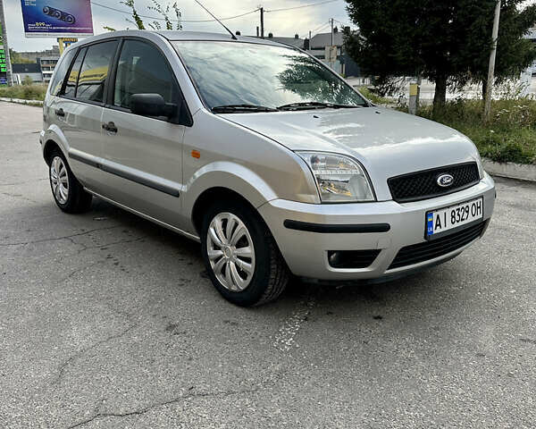 Серый Форд Фьюжн, объемом двигателя 1.39 л и пробегом 250 тыс. км за 3950 $, фото 1 на Automoto.ua