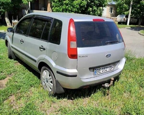 Серый Форд Фьюжн, объемом двигателя 1.6 л и пробегом 200 тыс. км за 4000 $, фото 2 на Automoto.ua
