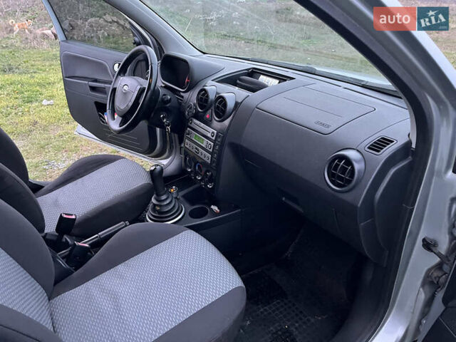 Серый Форд Фьюжн, объемом двигателя 1.6 л и пробегом 270 тыс. км за 4100 $, фото 13 на Automoto.ua