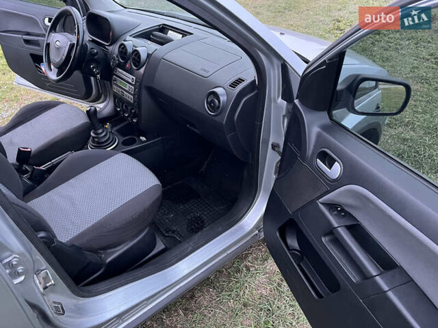 Серый Форд Фьюжн, объемом двигателя 1.6 л и пробегом 270 тыс. км за 4100 $, фото 11 на Automoto.ua