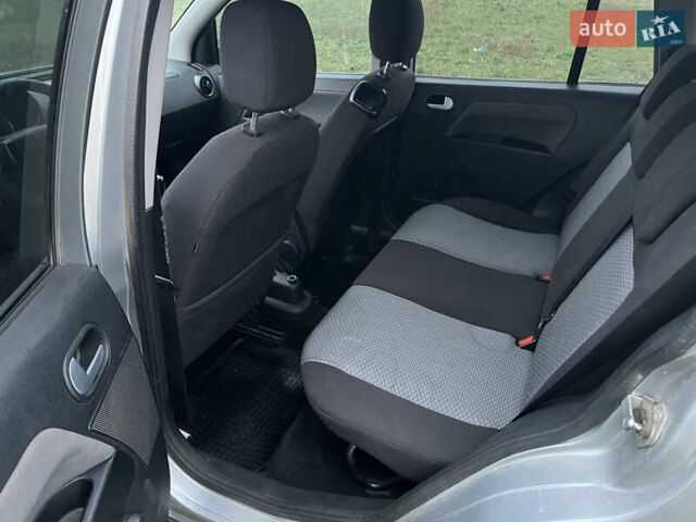 Серый Форд Фьюжн, объемом двигателя 1.6 л и пробегом 270 тыс. км за 4100 $, фото 8 на Automoto.ua