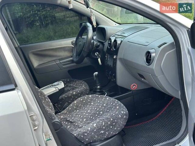Сірий Форд Фьюжен, об'ємом двигуна 1.6 л та пробігом 190 тис. км за 4000 $, фото 7 на Automoto.ua