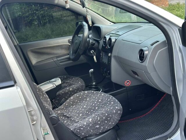 Серый Форд Фьюжн, объемом двигателя 1.6 л и пробегом 190 тыс. км за 4000 $, фото 7 на Automoto.ua