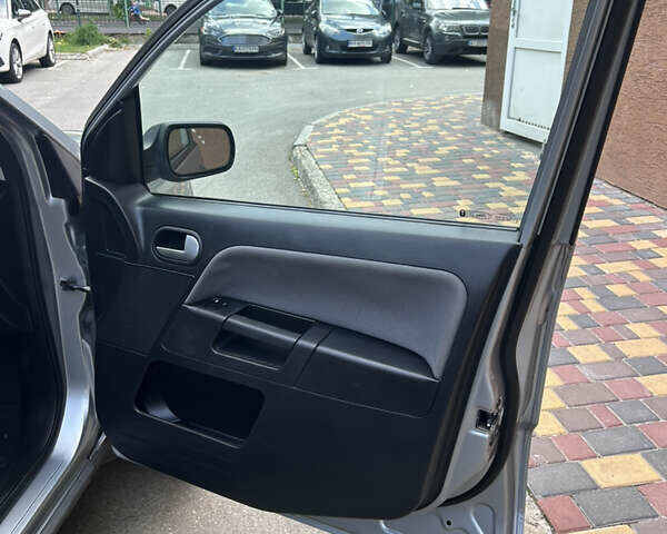 Сірий Форд Фьюжен, об'ємом двигуна 1.39 л та пробігом 216 тис. км за 5000 $, фото 8 на Automoto.ua