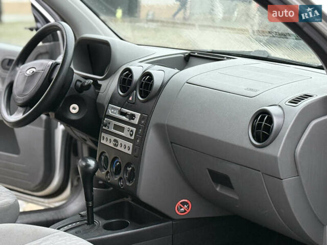 Сірий Форд Фьюжен, об'ємом двигуна 1.6 л та пробігом 120 тис. км за 5450 $, фото 22 на Automoto.ua