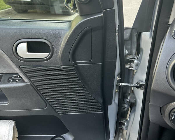 Сірий Форд Фьюжен, об'ємом двигуна 1.39 л та пробігом 216 тис. км за 5000 $, фото 22 на Automoto.ua