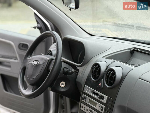 Сірий Форд Фьюжен, об'ємом двигуна 1.6 л та пробігом 120 тис. км за 5450 $, фото 25 на Automoto.ua