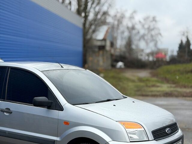 Серый Форд Фьюжн, объемом двигателя 1.2 л и пробегом 200 тыс. км за 4999 $, фото 2 на Automoto.ua