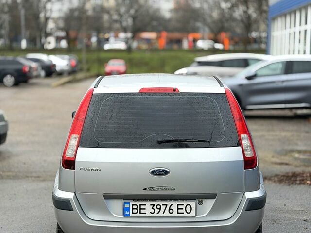 Серый Форд Фьюжн, объемом двигателя 1.2 л и пробегом 200 тыс. км за 4999 $, фото 4 на Automoto.ua