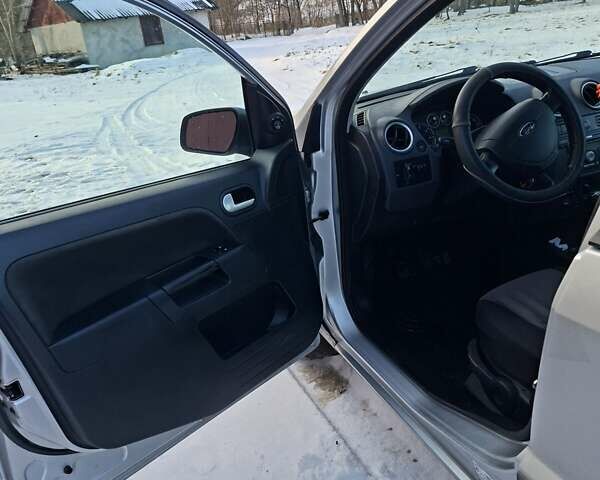 Серый Форд Фьюжн, объемом двигателя 1.4 л и пробегом 768 тыс. км за 5300 $, фото 7 на Automoto.ua