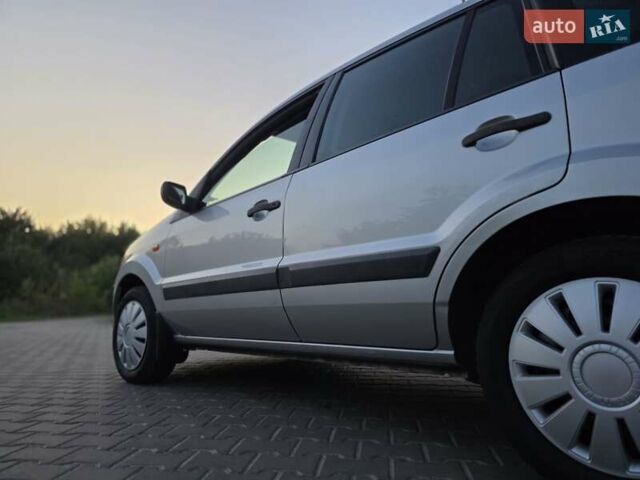 Серый Форд Фьюжн, объемом двигателя 1.2 л и пробегом 160 тыс. км за 4350 $, фото 14 на Automoto.ua