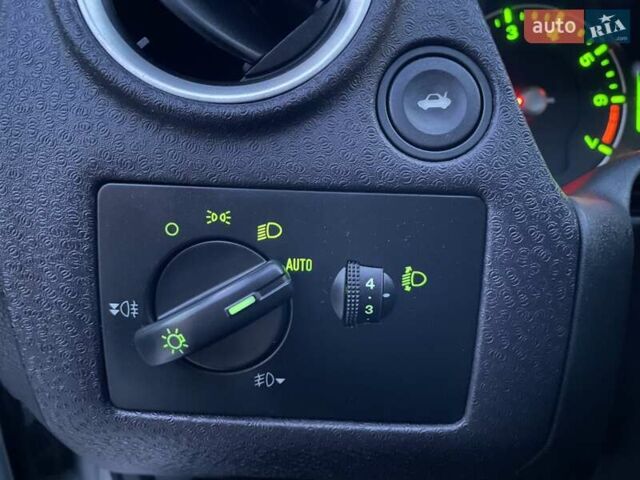 Сірий Форд Фьюжен, об'ємом двигуна 1.6 л та пробігом 115 тис. км за 6480 $, фото 91 на Automoto.ua