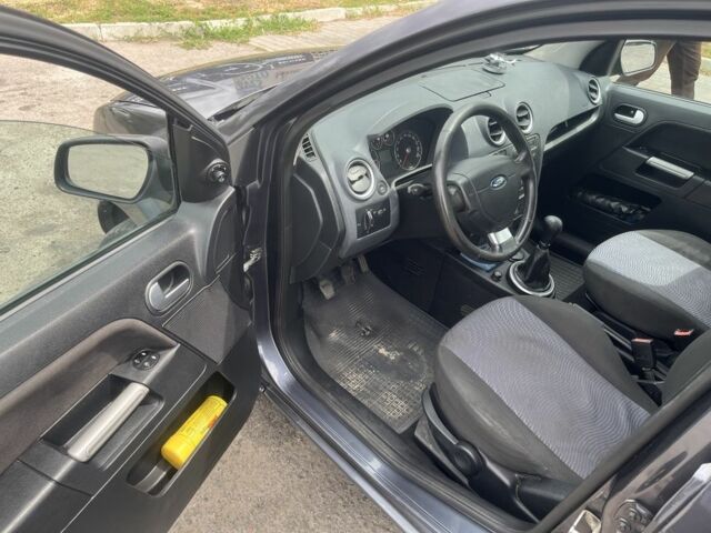 Серый Форд Фьюжн, объемом двигателя 1.6 л и пробегом 236 тыс. км за 4999 $, фото 6 на Automoto.ua