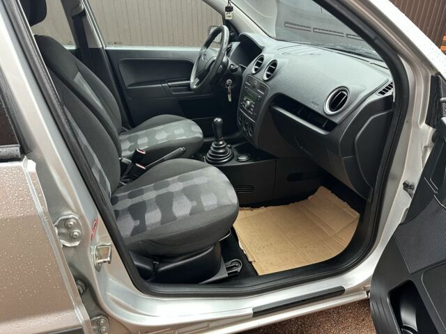 Серый Форд Фьюжн, объемом двигателя 1.4 л и пробегом 150 тыс. км за 5500 $, фото 5 на Automoto.ua