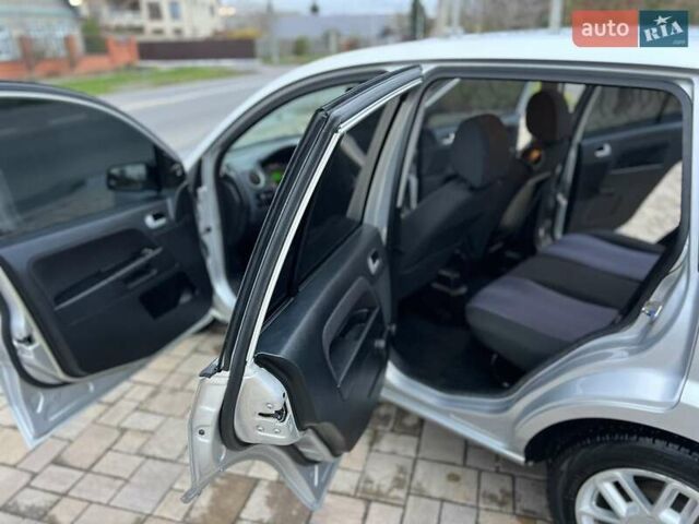 Сірий Форд Фьюжен, об'ємом двигуна 1.39 л та пробігом 211 тис. км за 3888 $, фото 10 на Automoto.ua