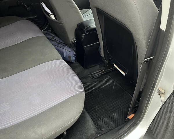 Серый Форд Фьюжн, объемом двигателя 1.4 л и пробегом 261 тыс. км за 4200 $, фото 9 на Automoto.ua