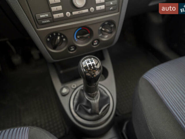 Серый Форд Фьюжн, объемом двигателя 1.4 л и пробегом 151 тыс. км за 4700 $, фото 19 на Automoto.ua