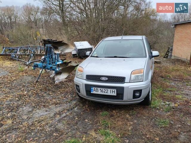 Серый Форд Фьюжн, объемом двигателя 1.56 л и пробегом 235 тыс. км за 6500 $, фото 7 на Automoto.ua