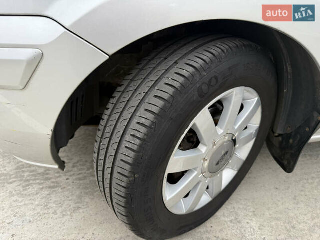 Сірий Форд Фьюжен, об'ємом двигуна 1.6 л та пробігом 203 тис. км за 5300 $, фото 11 на Automoto.ua