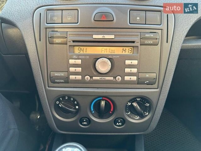 Серый Форд Фьюжн, объемом двигателя 1.6 л и пробегом 289 тыс. км за 6500 $, фото 1 на Automoto.ua