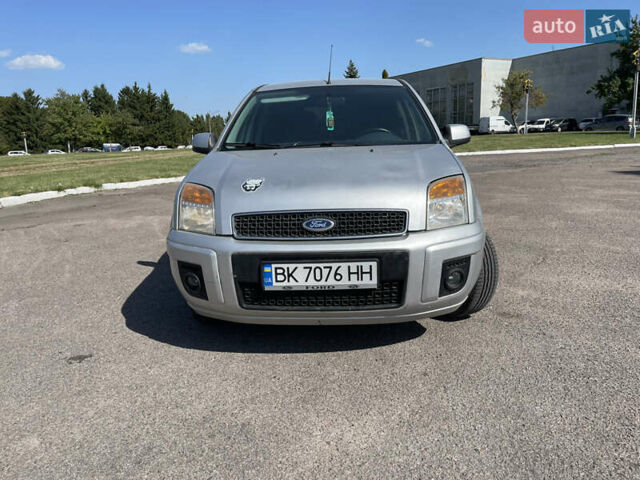 Серый Форд Фьюжн, объемом двигателя 1.6 л и пробегом 270 тыс. км за 5400 $, фото 1 на Automoto.ua