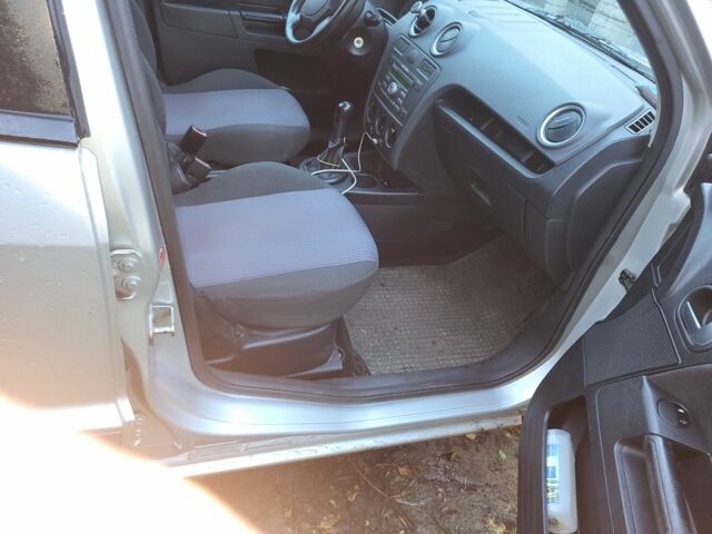 Серый Форд Фьюжн, объемом двигателя 1.2 л и пробегом 98 тыс. км за 5300 $, фото 5 на Automoto.ua