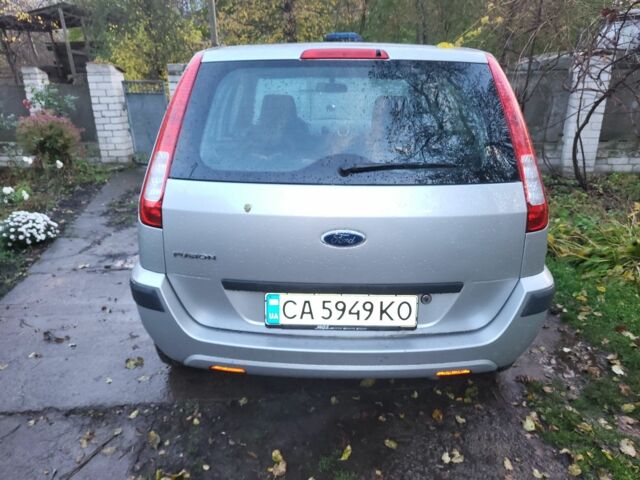 Серый Форд Фьюжн, объемом двигателя 1.2 л и пробегом 98 тыс. км за 5300 $, фото 4 на Automoto.ua