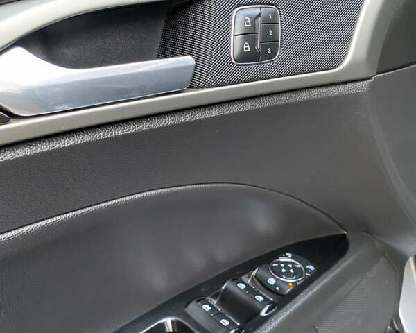 Сірий Форд Фьюжен, об'ємом двигуна 2 л та пробігом 220 тис. км за 12700 $, фото 22 на Automoto.ua